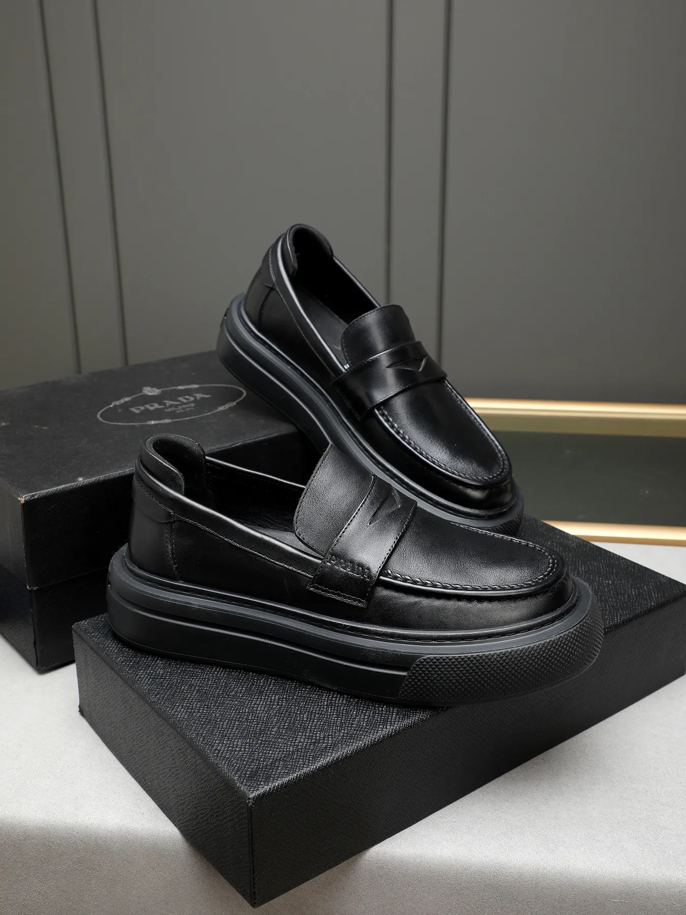 Men's Men's Shoes 💰500 Prada/Prada Men's new casual shoes, this upper is made of imported calfskin + sheep lining! The outsole is made of non-slip foam outsole, which feels good on your feet and is a fashionable and stylish item!  Size: 38-44 (45 customized)